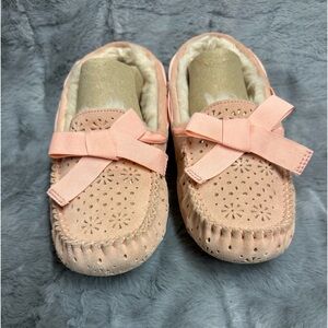 UGG Dakota Slippers - Pink Size 7 - Only Worn twice indoors. UGG Box included.